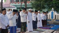 Nampak terlihat di shoft depan Bupati Sampang, H. Slamet Junaidi, Kapolres Sampang, AKBP Hartono, S.Pd., MM, Kajari Sampang, Mochamad Iqbal, SH., MH, Dandim 0828 Sampang, Letkol (Czi) Dika Catur Yanuar Anwar, ST, Perwakilan Ketua PN Sampang, Sekdakab, H. Yuliadi Setiawan, Anggota DPRD Provinsi Jatim (F. Nasdem), H. Agus Wahyudi, jajaran Pimpinan OPD teknis, para Camat, para Kabag Setdakab berbaur dengan warga masyarakat. Rabu, (27/05/2026).