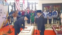 Andy Andrian Hasan, SE saat Menanda Tangani Naskah Pelantikan Sebagai Direktur RSUD dr. Mohammad Zyn Dihadapan Bupati Sampang, H. Slamet Junaidi di Pendopo Trunojoyo, Jum'at (05/06/2026).