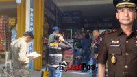Inzet : Kajari Sampang, Mochamad Iqbal. Toko klontong di Depan Asrama Polres Sampang, Jl. Jamaluddin saat didatangi Tim Bea Cukai Madura dari Pamekasan bersama Satpol PP Kabupaten Sampang, Kamis, (16/07/2026)