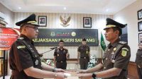 Kajari Sampang, Mochamad Iqbal, SH., MH Pimpin Prosesi upacara Sertijab Kasi PB3R dari pejabat lama (kanan), Eddie Soedrajat, SH kepada pejabat baru (kiri), Dikan Fadli Nugraha, SH, Selasa, (22/07/2026)